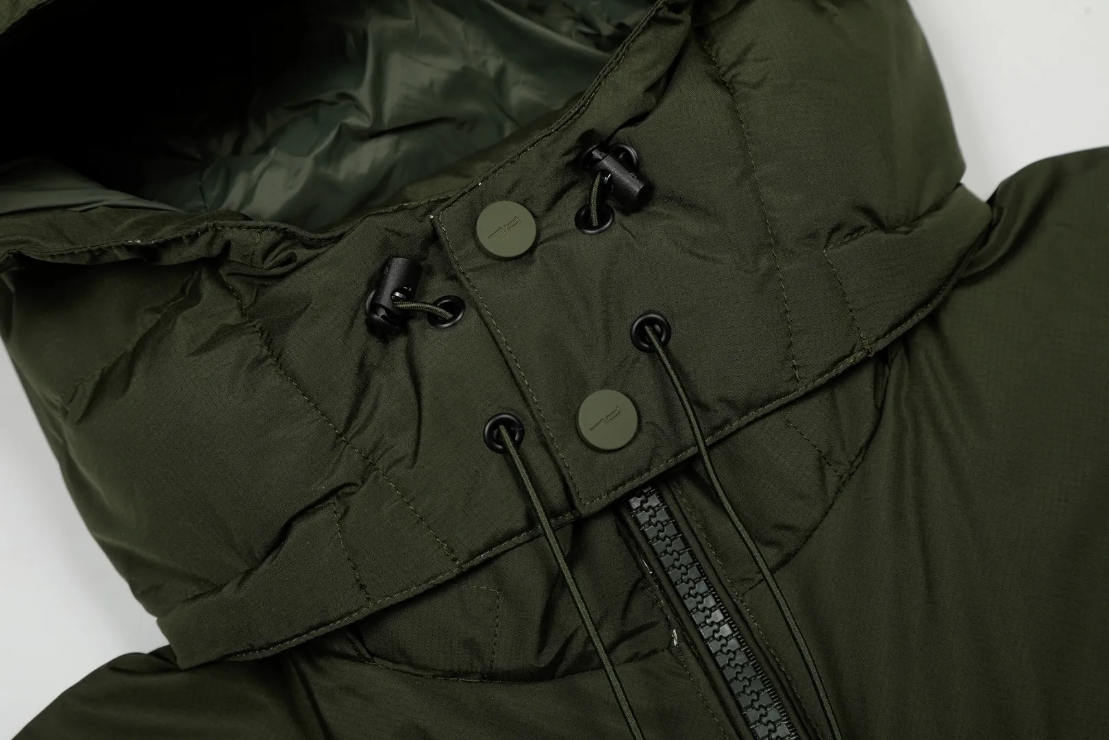 P720 Top quality" Style number: 9003# [Ralph Lauren winter basic classic embroidered men's and women's couple's same style hooded down jacket] ✅Ralph Lauren American retro chest zipper high version top-fill winter down jacket ✅100% high-quality white duck down, high version top-fill capacity ✅Double-layer inner velvet to strictly prevent velvet running ✅Built-in adjustable drawstring, windproof and coldproof, considerate and in place ✅Original version The maximum size can be worn up to 200 pounds. Loose and comfortable, no pressure. ✅Same style for male and female couples. Recommended OOTD outfits in winter~ Size: S-XL Color: Black, milky white, khaki, navy blue, military green
